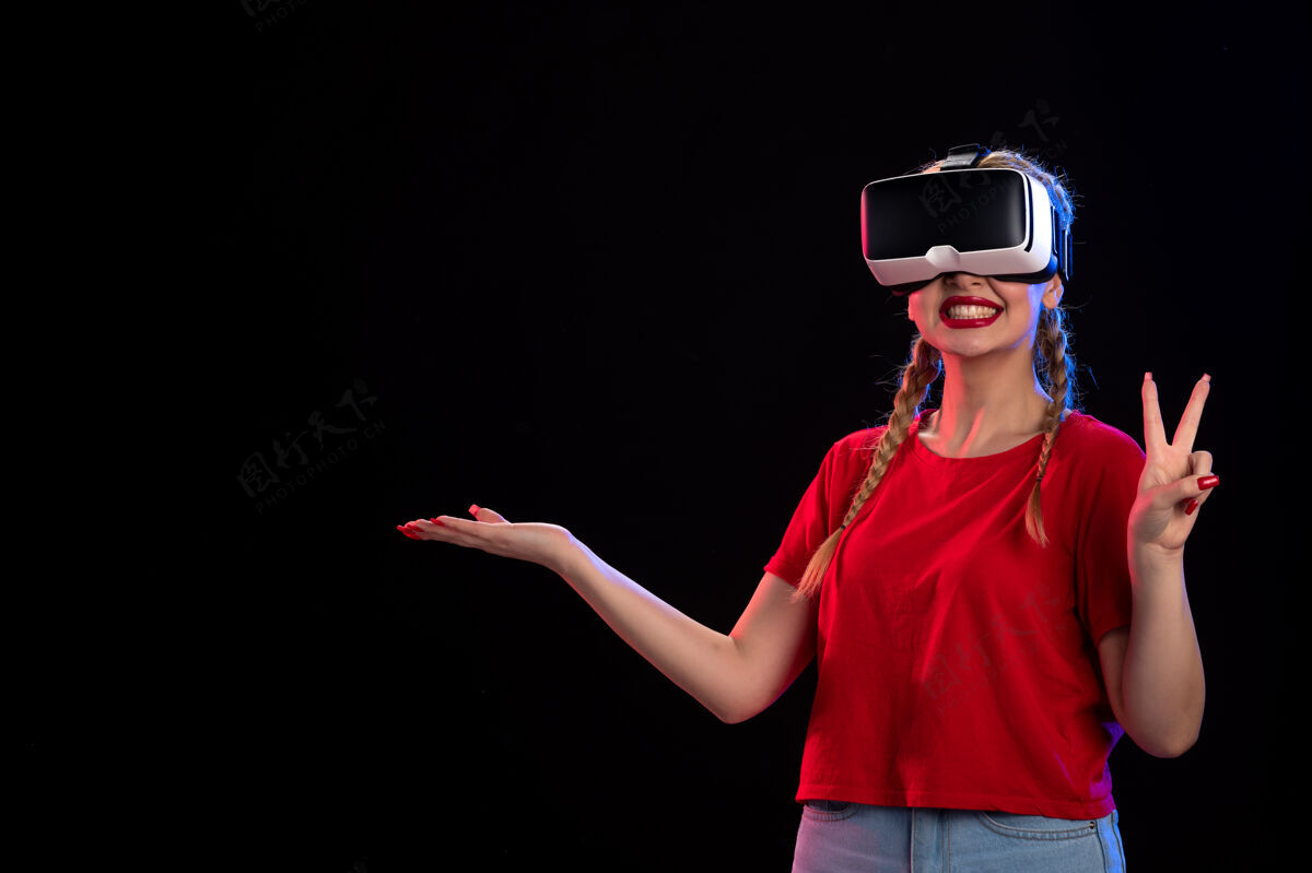 游戏年轻女性在黑暗的墙上玩虚拟现实的正面图视图游戏游戏