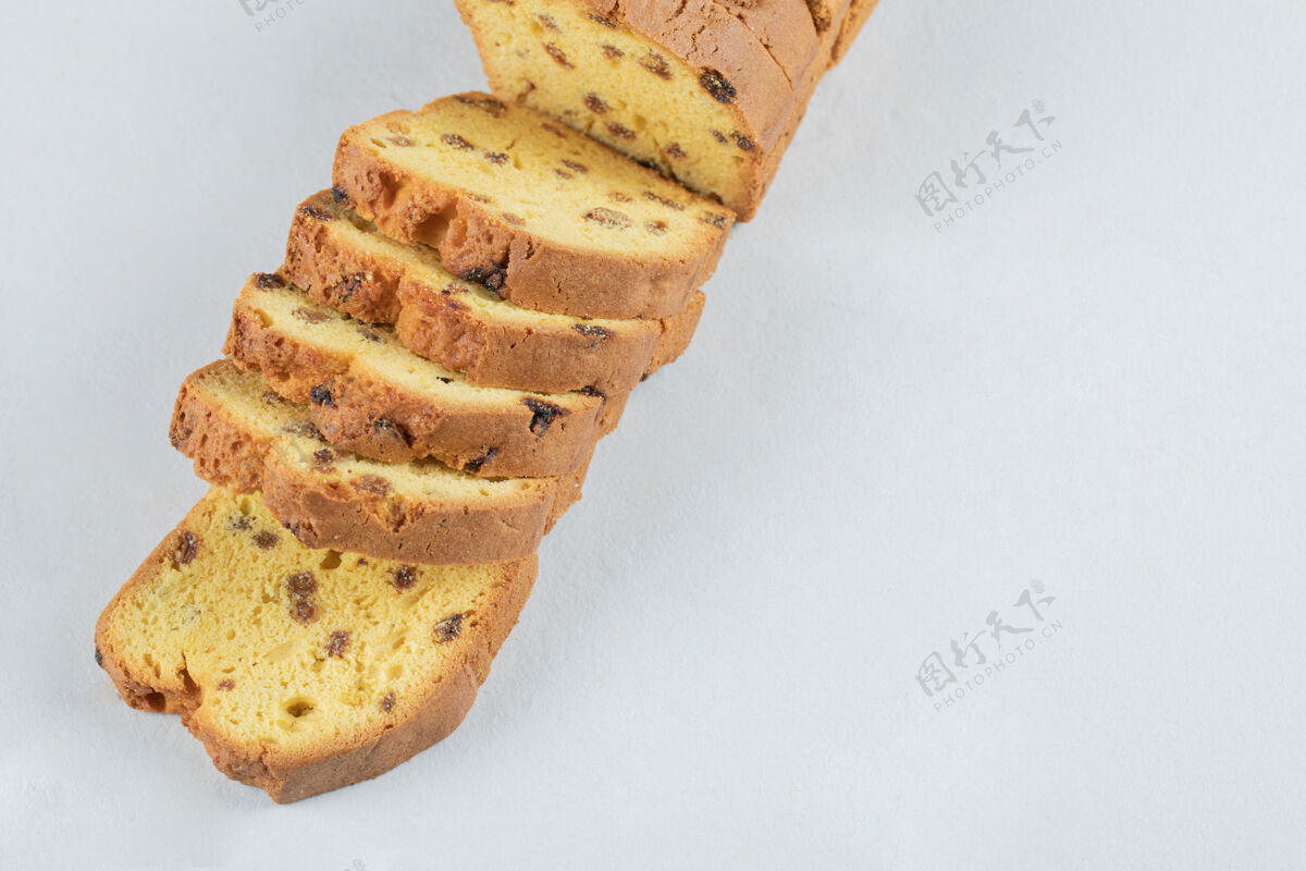精致苏丹娜派在白面包片上甜点美味面包房
