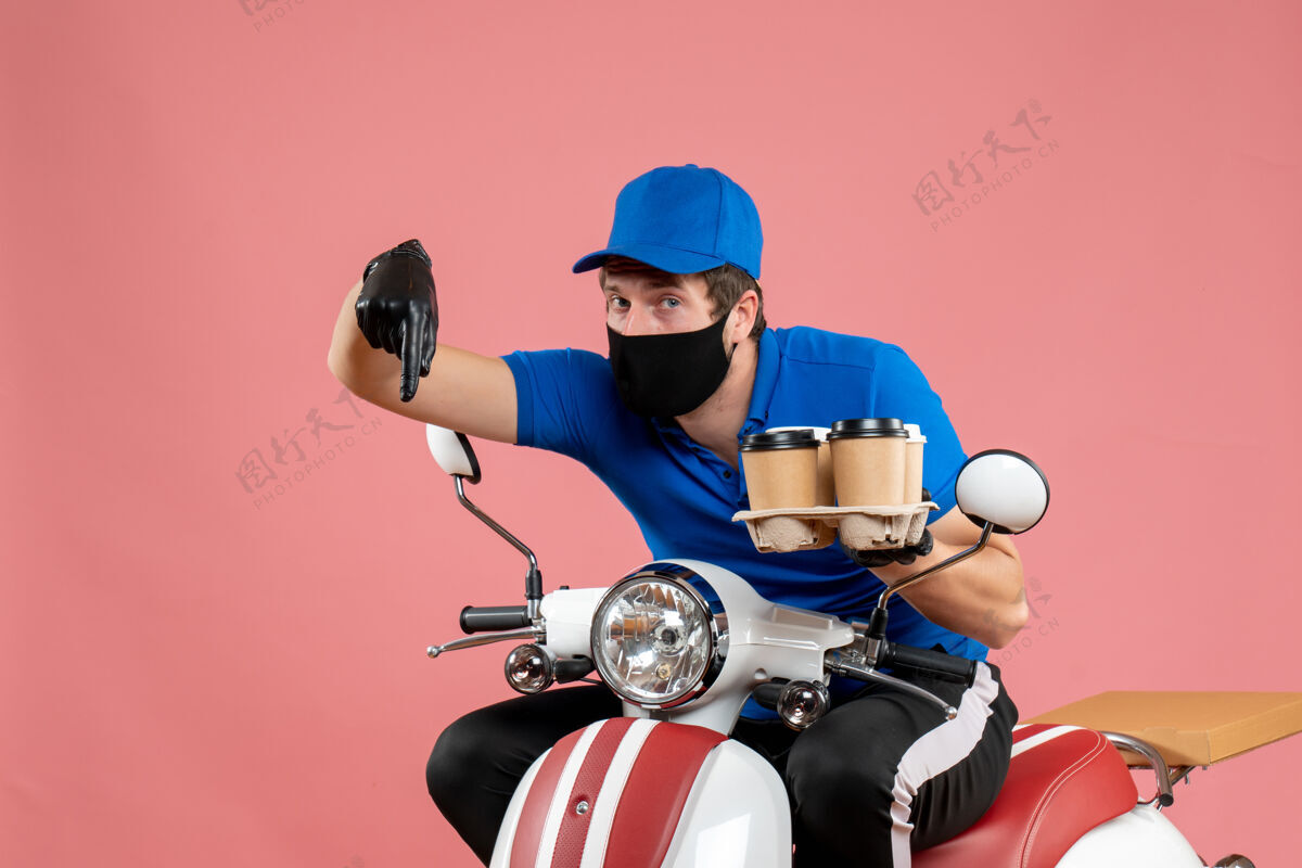 快餐正面图男性信使坐在自行车上拿着咖啡杯在粉红色男信使头盔制服