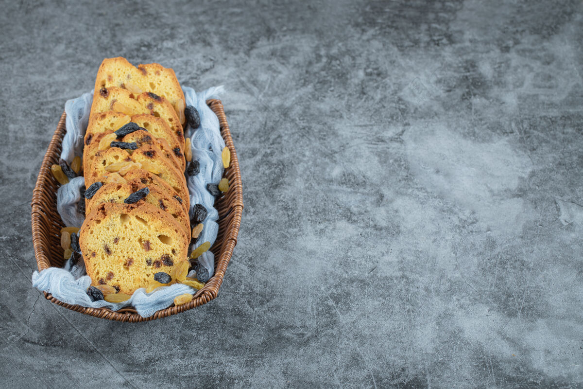 糕点苏丹娜派片放在蓝毛巾上的木篮里烹饪面粉软