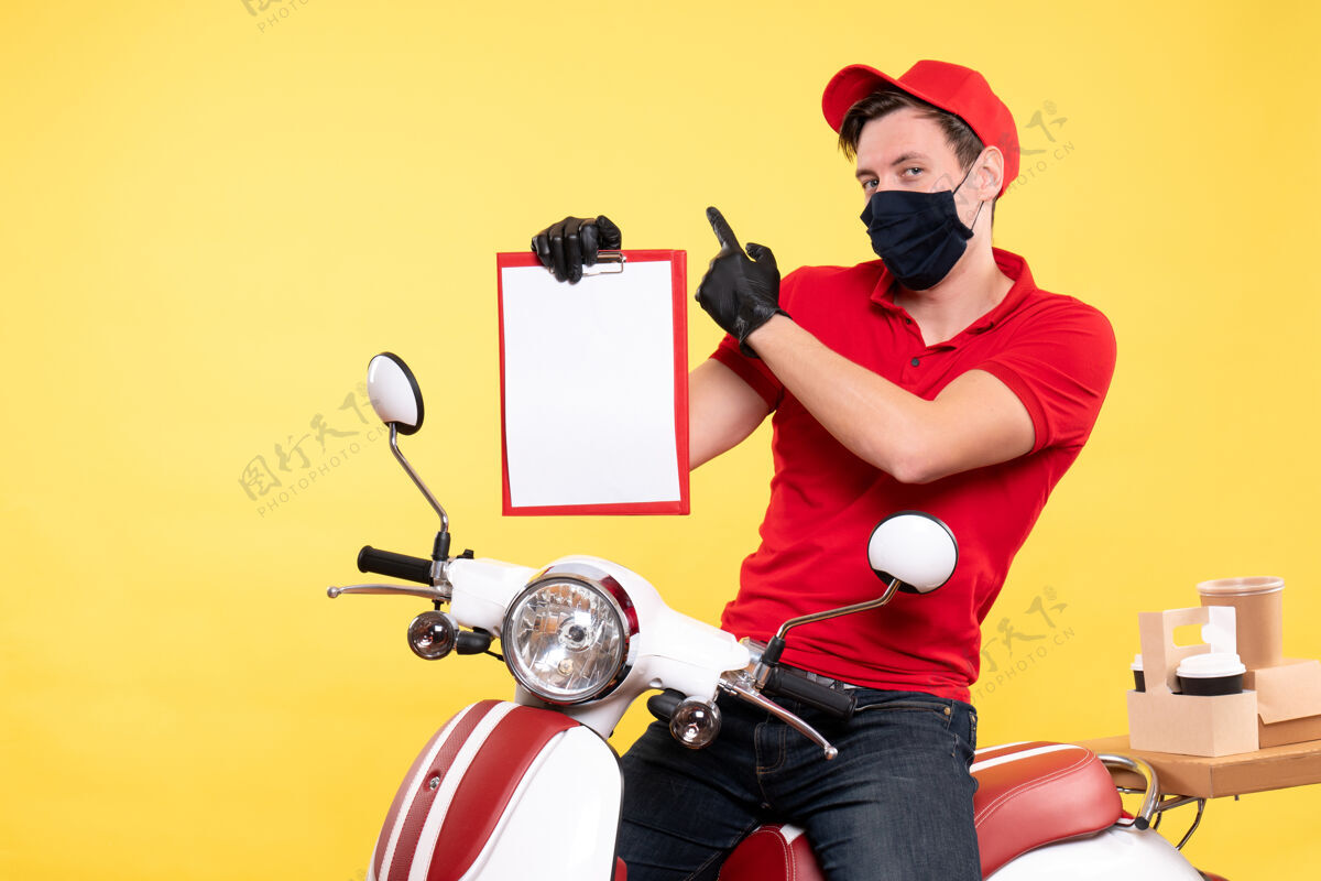 车辆正面图：戴着面具的男信使拿着黄色的文件纸条服务工作自行车