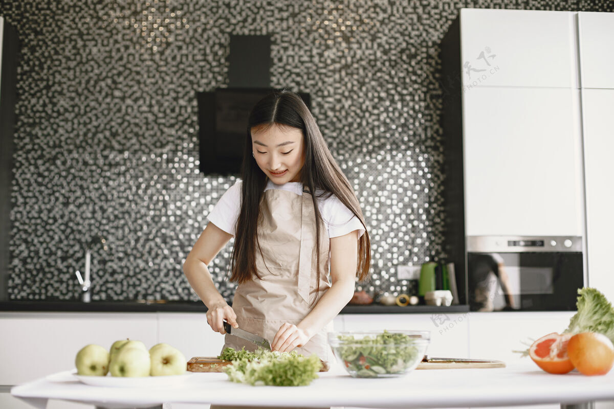 成人亚洲女人在家做饭新鲜白色自制