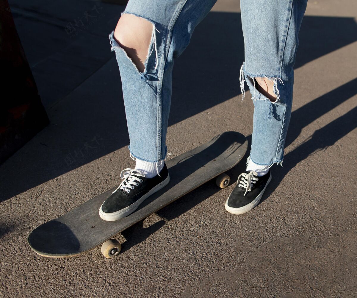 滑板把脚放在滑板上生活方式运动城市