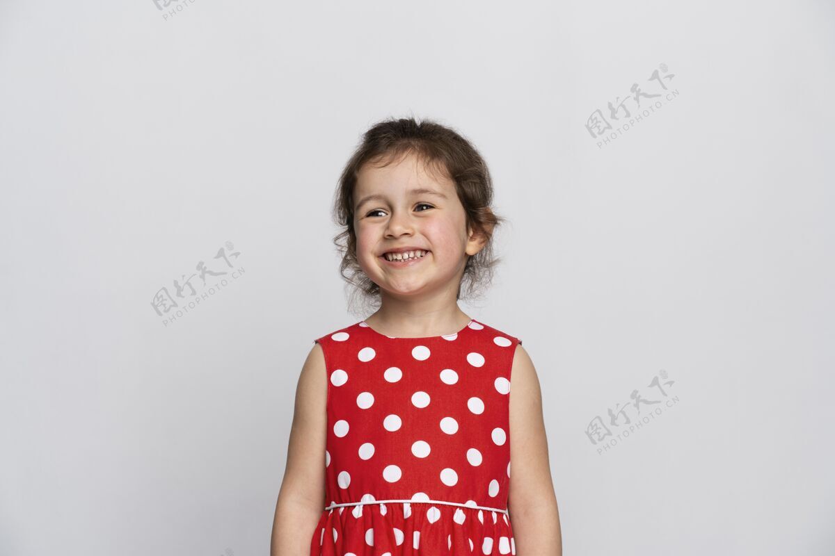 青春穿红裙子的可爱小女孩乐趣快乐孩子
