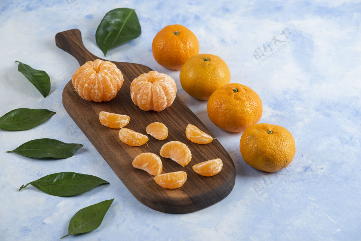 美味新鲜多汁的柑桔叶子特写镜头树枝柑橘木材