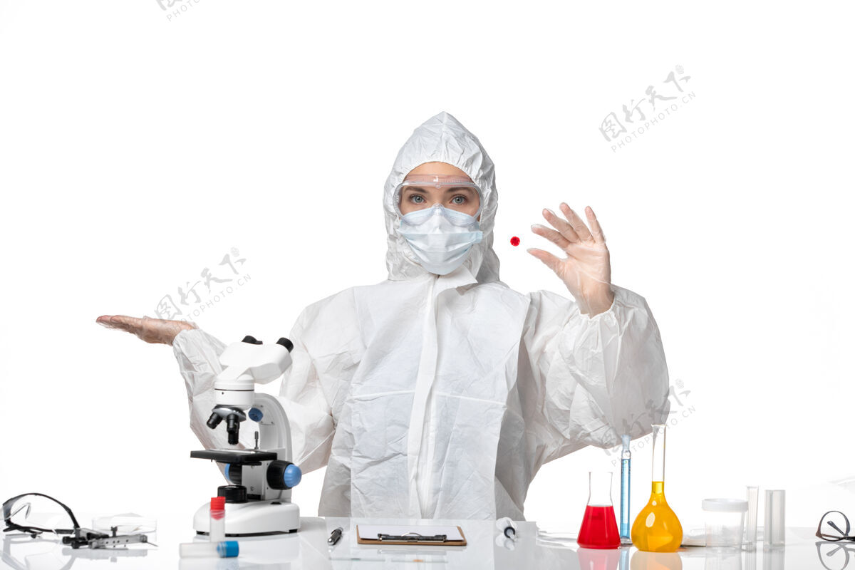 医生正面图年轻的女医生穿着白色防护服 戴着口罩 因为白色背景上的柯维德大流行柯维德病毒健康专业套装防护