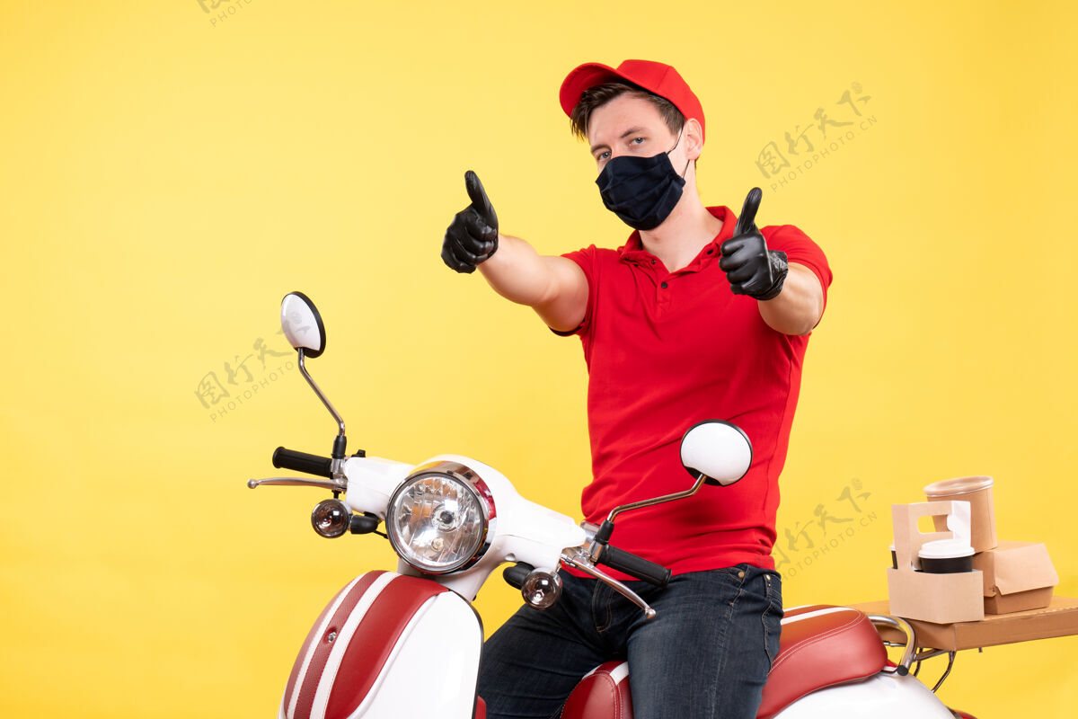 摩托车正面图：穿着红色制服 戴着黄色面具的男信使车辆工作红色
