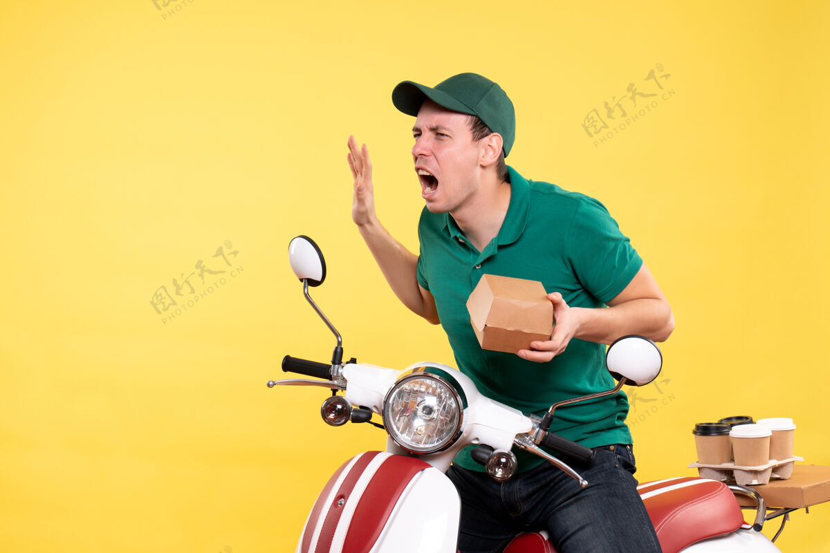 制服正面图穿着制服的男信使拿着黄色的小食品包工作车辆摩托车