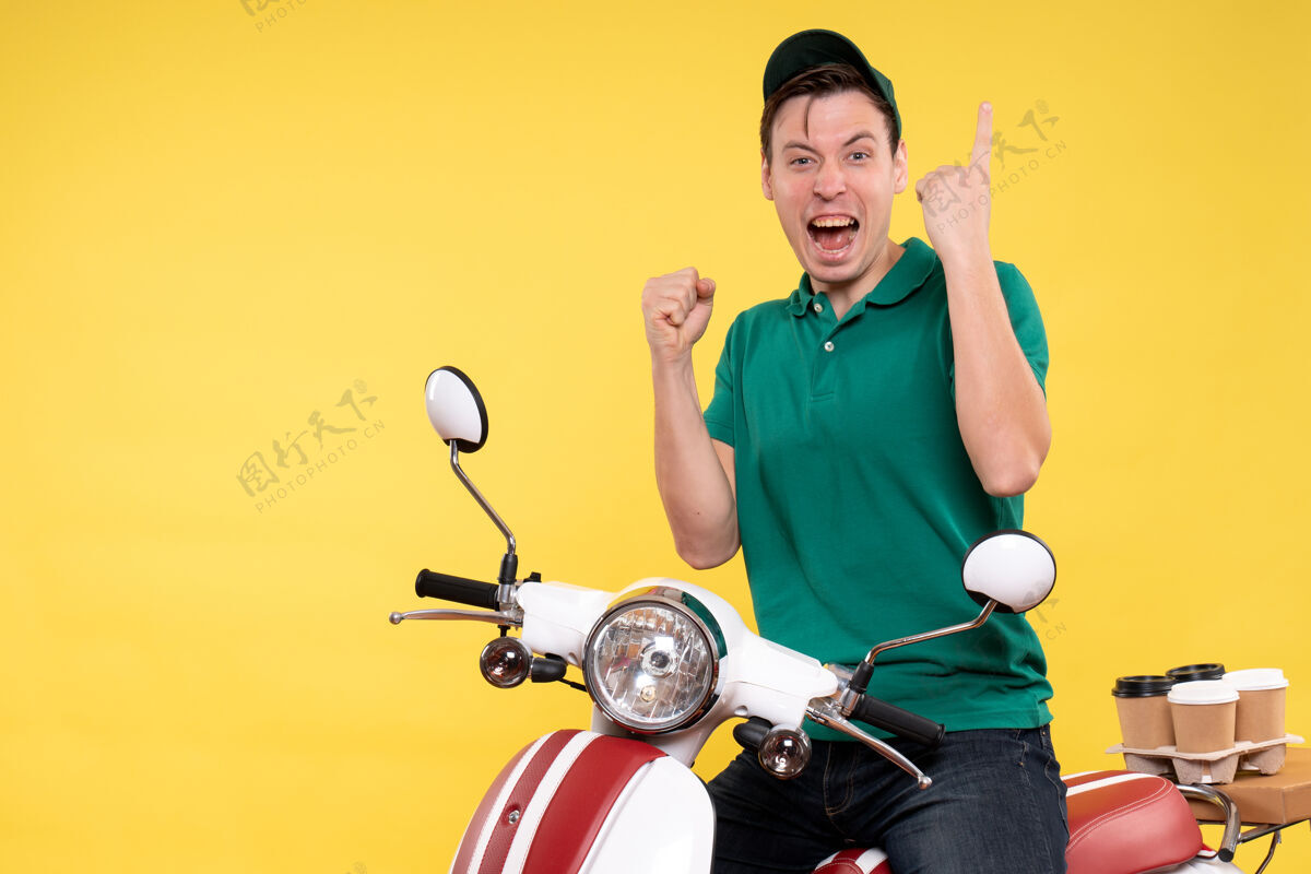 成人正面图黄色骑自行车的男信使自行车工作制服