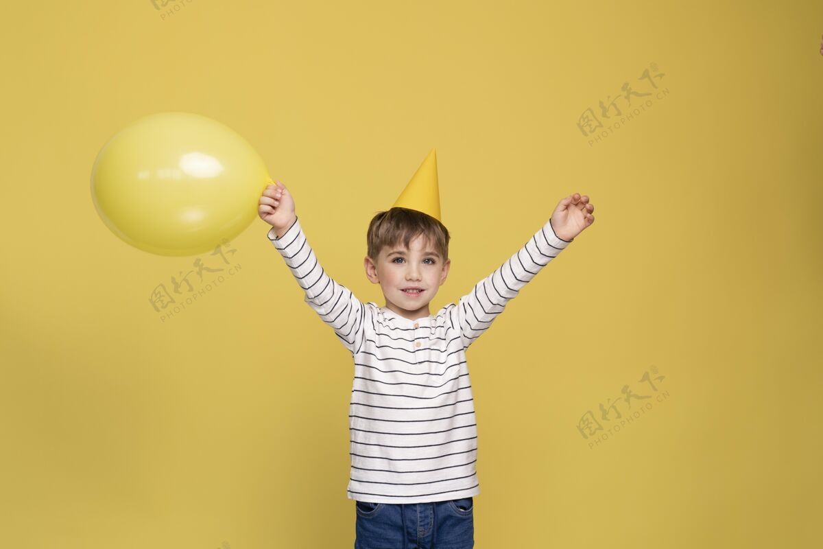 孩子笑脸小男孩孤立在黄色快乐生日聚会男孩