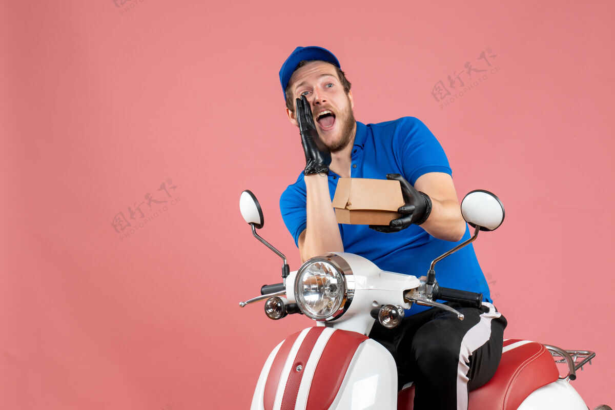 快餐正面图男性信使坐在自行车上 拿着粉红色的小食品包制服摩托车小