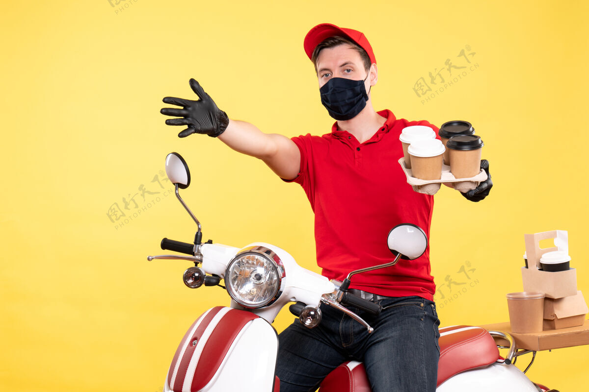 工作正面图戴着黄色咖啡面罩骑自行车的男信使男信使服务送货