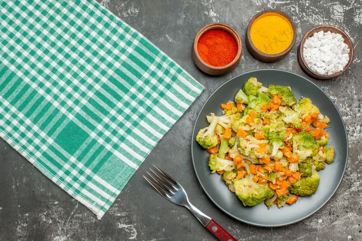 烹饪新鲜健康的蔬菜沙拉的顶视图绿色剥离毛巾在灰色的桌子上健康美食美味