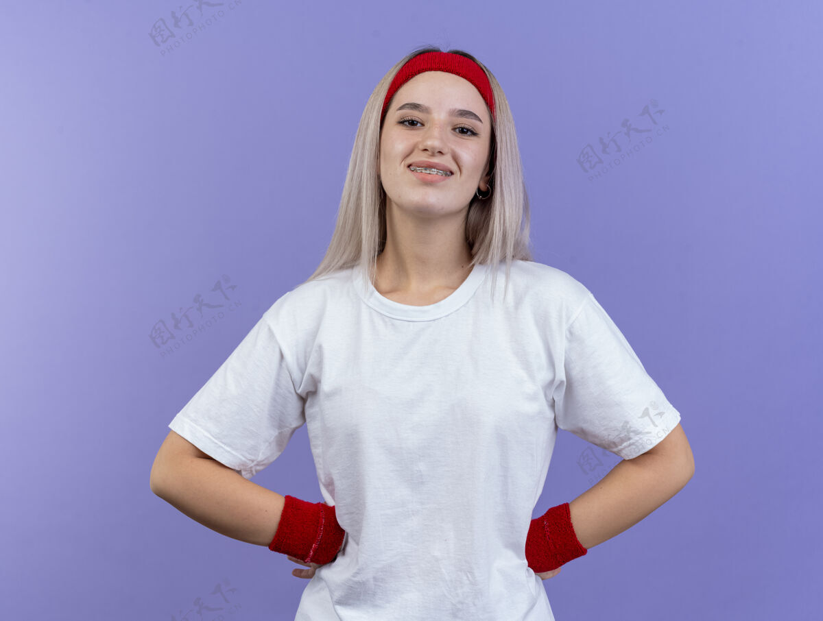 头带微笑的年轻白人运动女孩戴着背带和头带腰年轻运动
