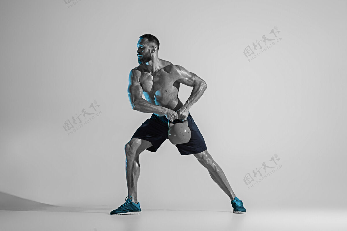 身体为了最好的自我年轻的白种人健美训练工作室背景下的霓虹灯肌肉男模特与重量概念的运动 健美 健康的生活方式 运动和行动霓虹灯运动抱持