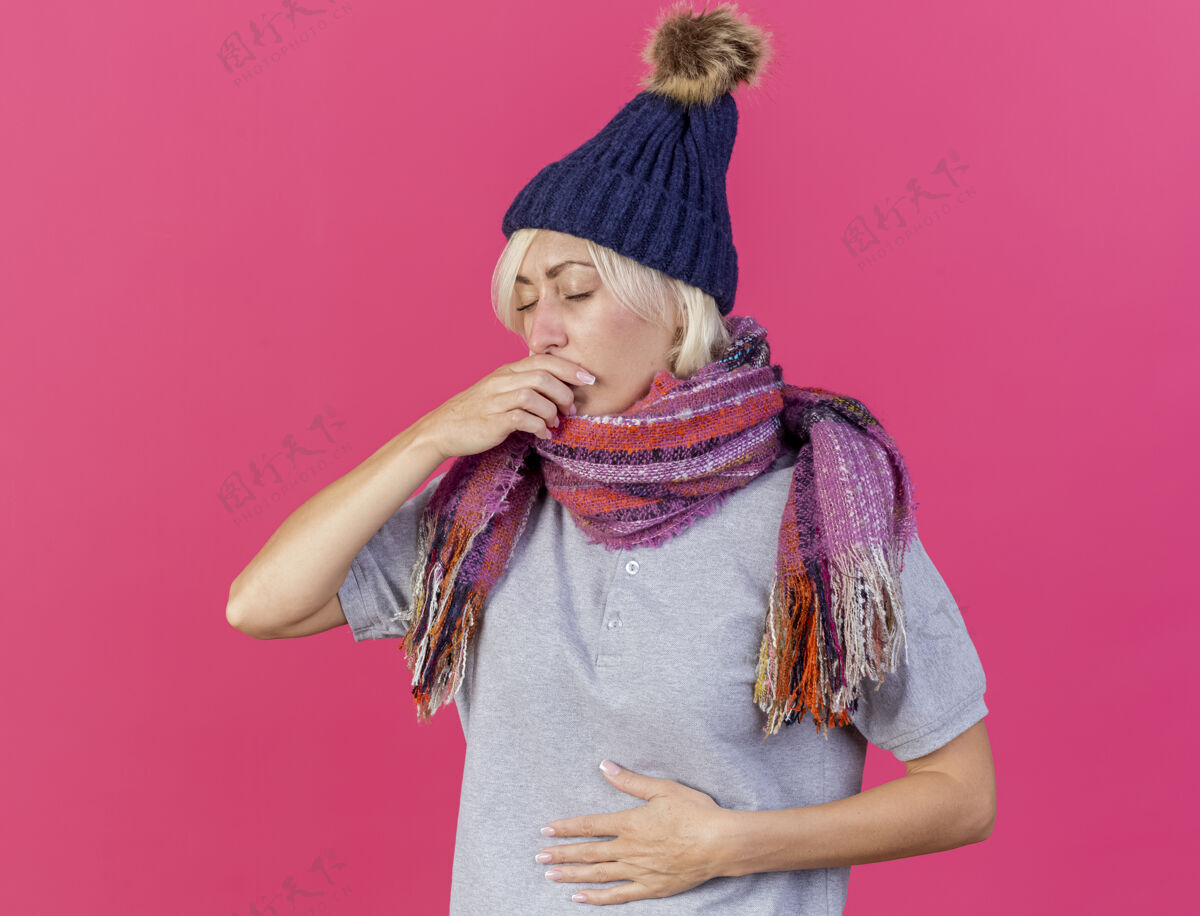 年轻年轻的金发病斯拉夫妇女戴着冬天的帽子和围巾把手放在嘴上疾病帽子斯拉夫