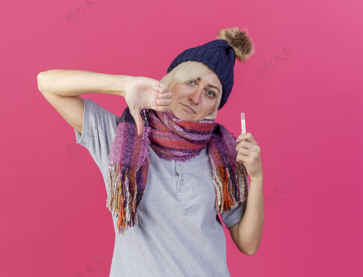 不愉快年轻的金发病斯拉夫女人戴着冬天的帽子斯拉夫帽子向下