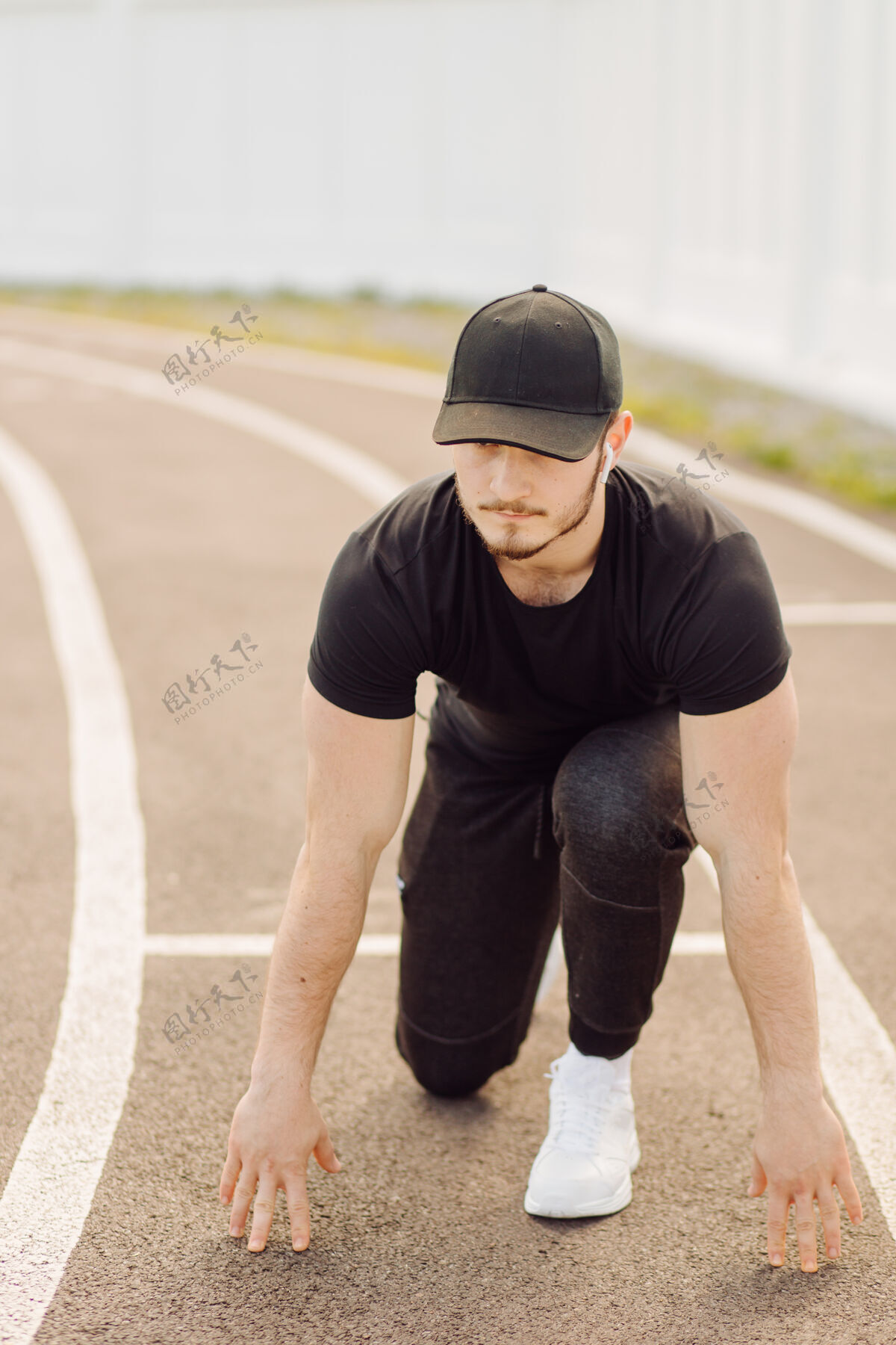 训练男运动员在健身房外做健身训练运动慢跑运动