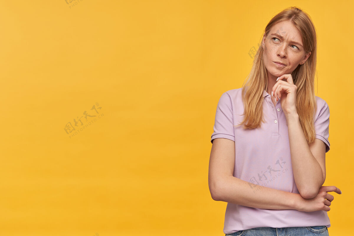 离开体贴专注的女士 带着淡紫色的雀斑T恤 一边思考一边看着黄色的空地沉思可爱雀斑