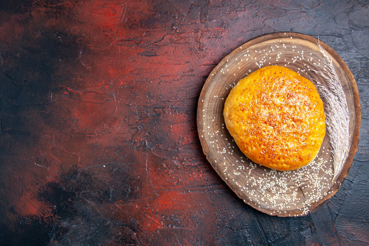 糕点顶视图甜烤面包像新鲜面包在黑暗的表面蔬菜餐健康