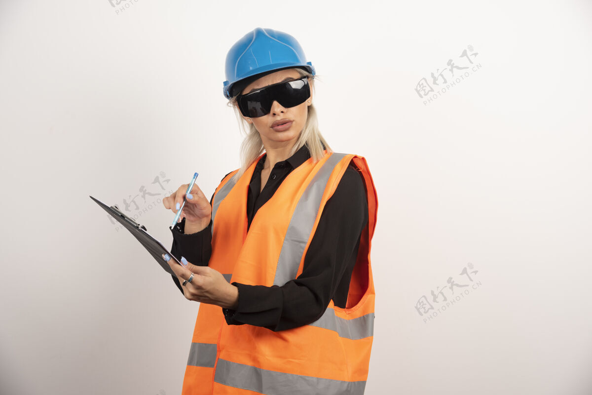 头盔带护目镜和剪贴板的女建筑工人高质量的照片安全帽铅笔女士