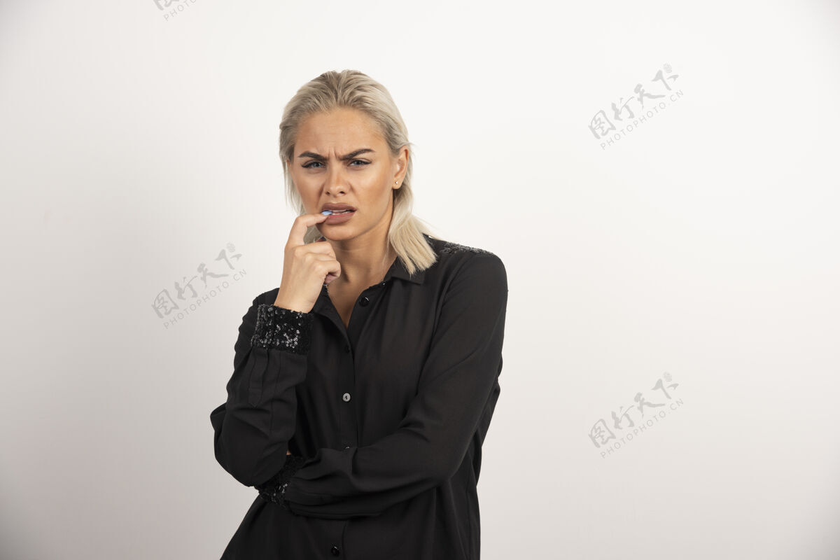 成人穿着黑色衬衫的时尚女人的肖像摆在白色背景上高质量的照片人类年轻女性