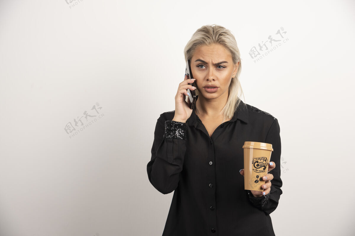 杯子一个拿着一杯咖啡讲手机的女人高质量的照片女人女人人