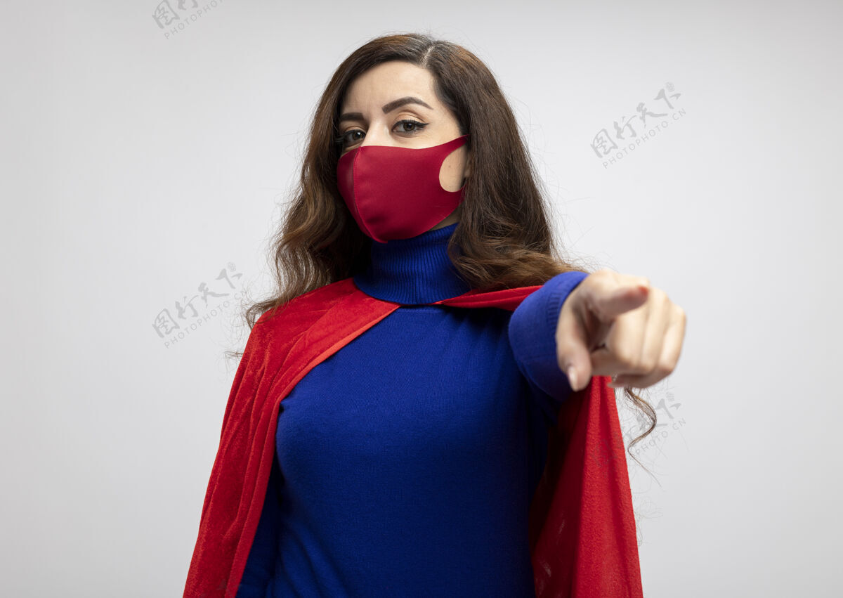 信心自信的高加索超级英雄女孩 穿着红色斗篷 戴着红色防护面具斗篷保护超级英雄