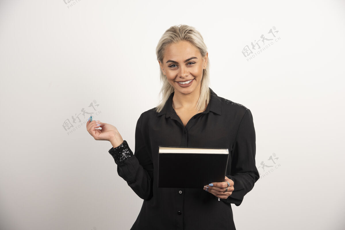 女孩微笑的女人摆着一个杯子和剪贴板在白色背景上高品质的照片铅笔女性人