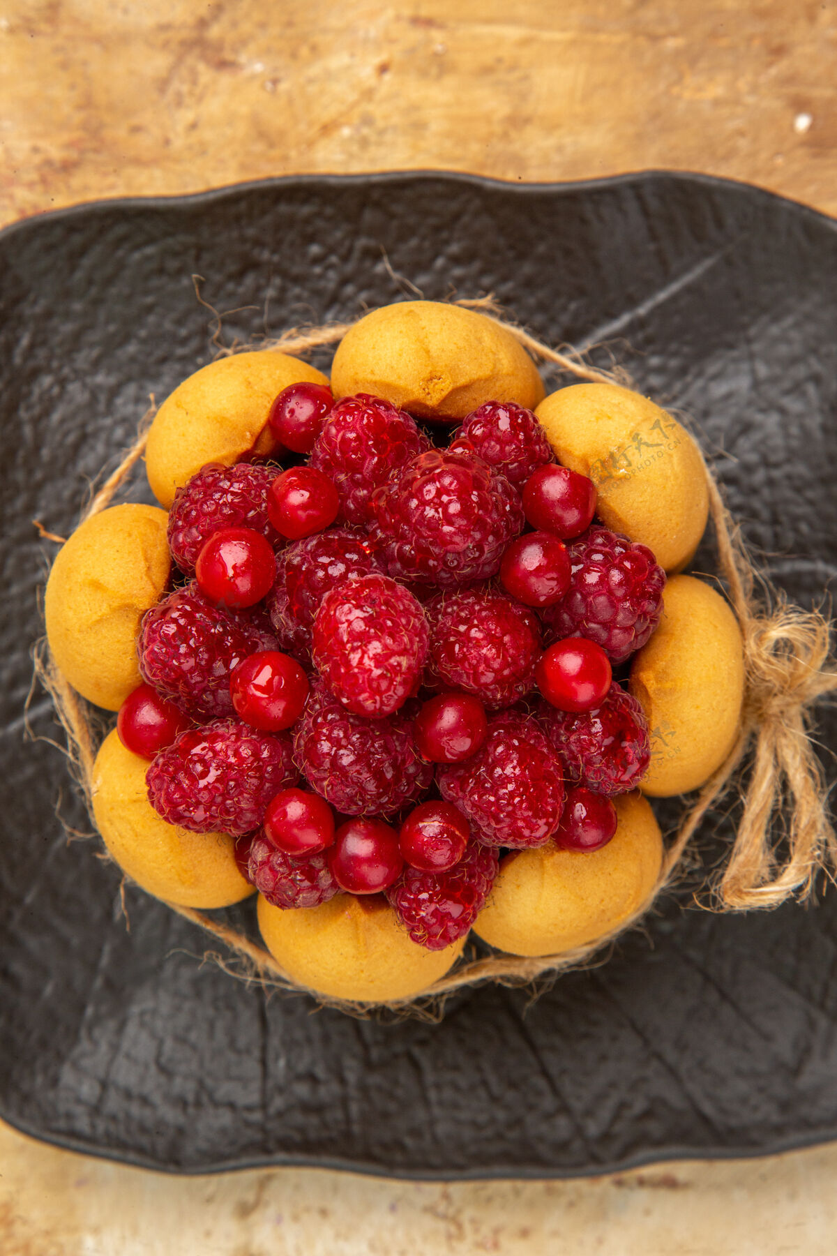 水果混合色背景上水果蛋糕的垂直视图草莓食物健康