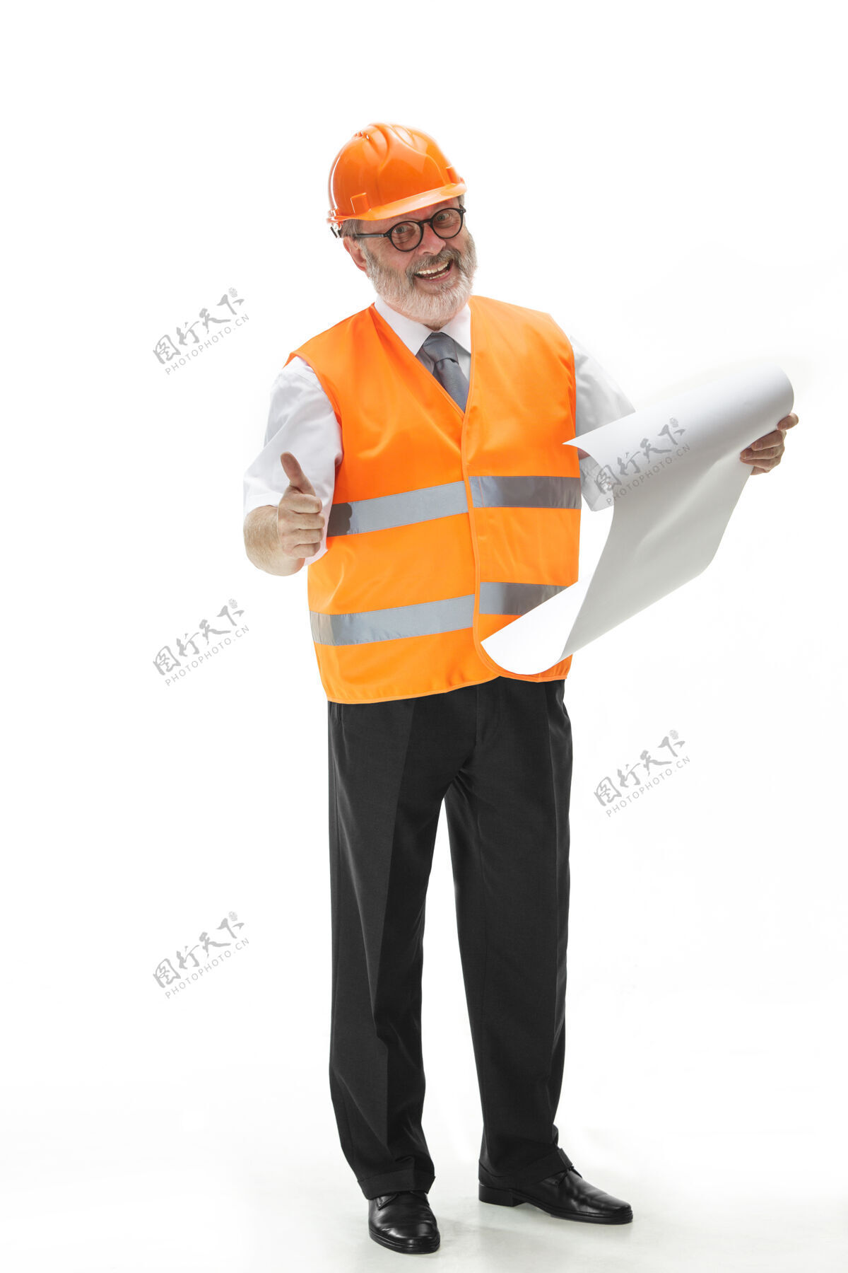 男性穿着建筑背心和橙色头盔的建筑工人站在白色的工作室墙上专家专业人员工头