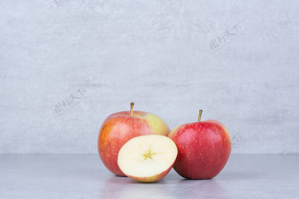 美味两片白苹果美味切片苹果