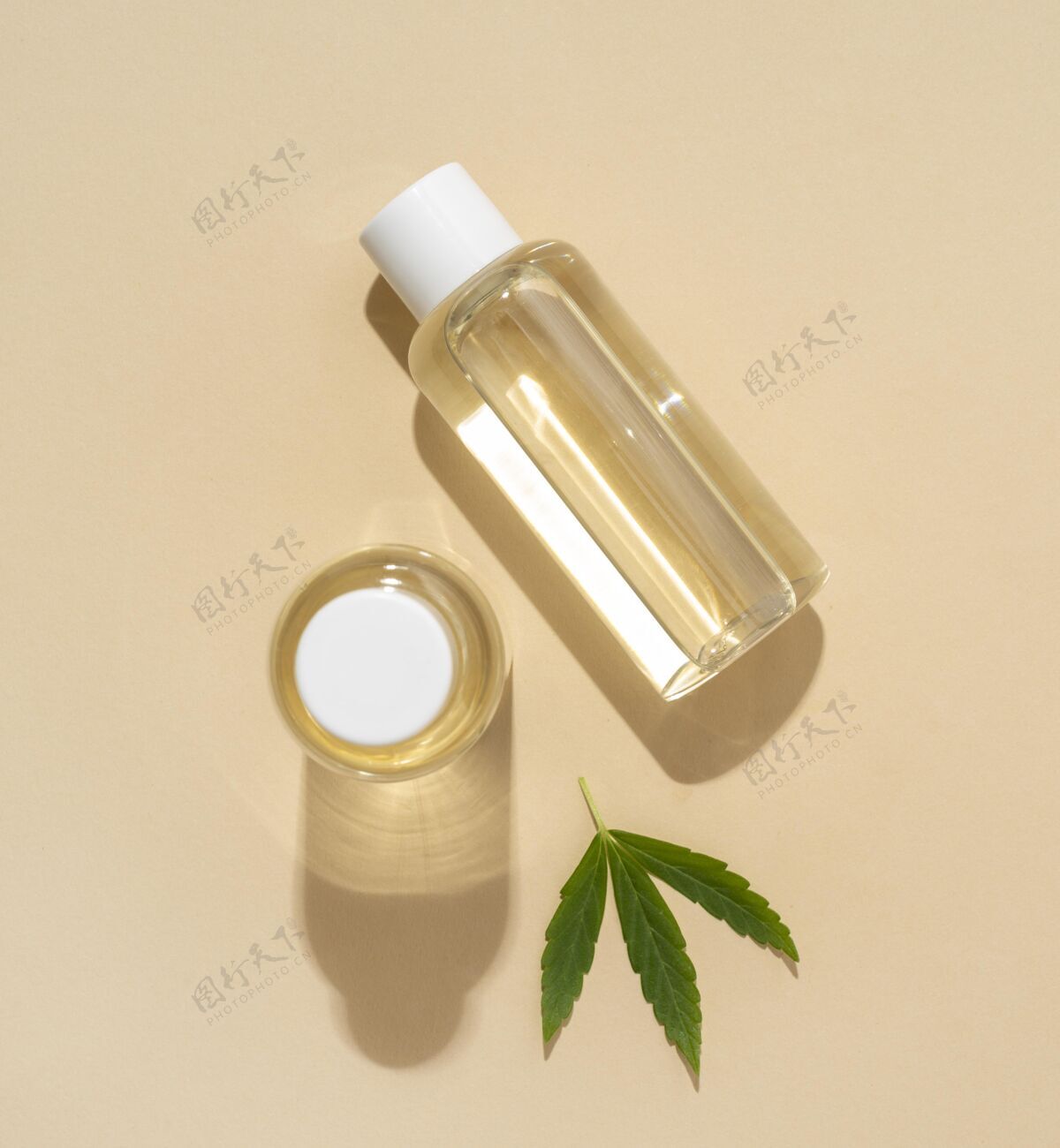 产品顶视图天然大麻油瓶品种医药整理莎草