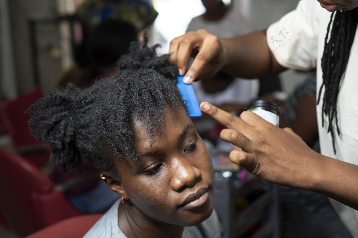 治疗在美容院做头发的年轻女人女性非裔美国人美容