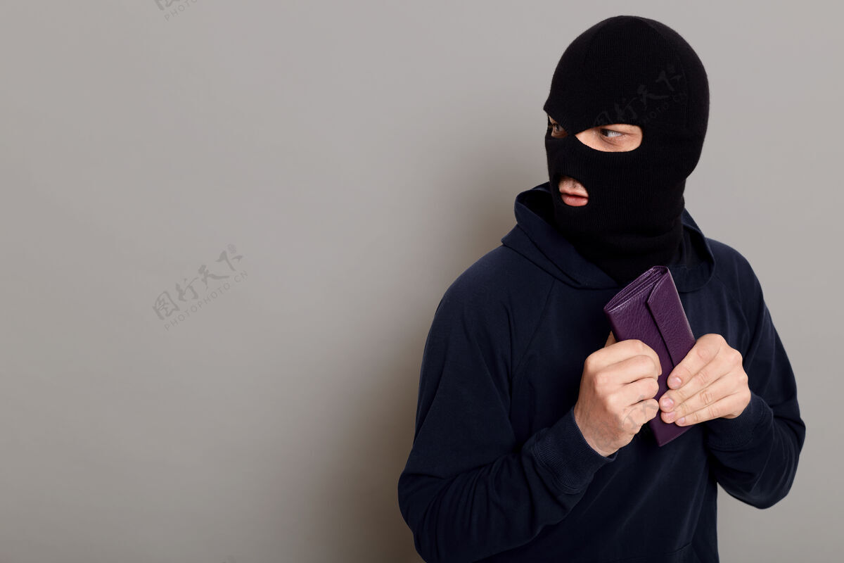 危险一个穿着黑色连帽衫的小偷吓坏了家伙回头伪装