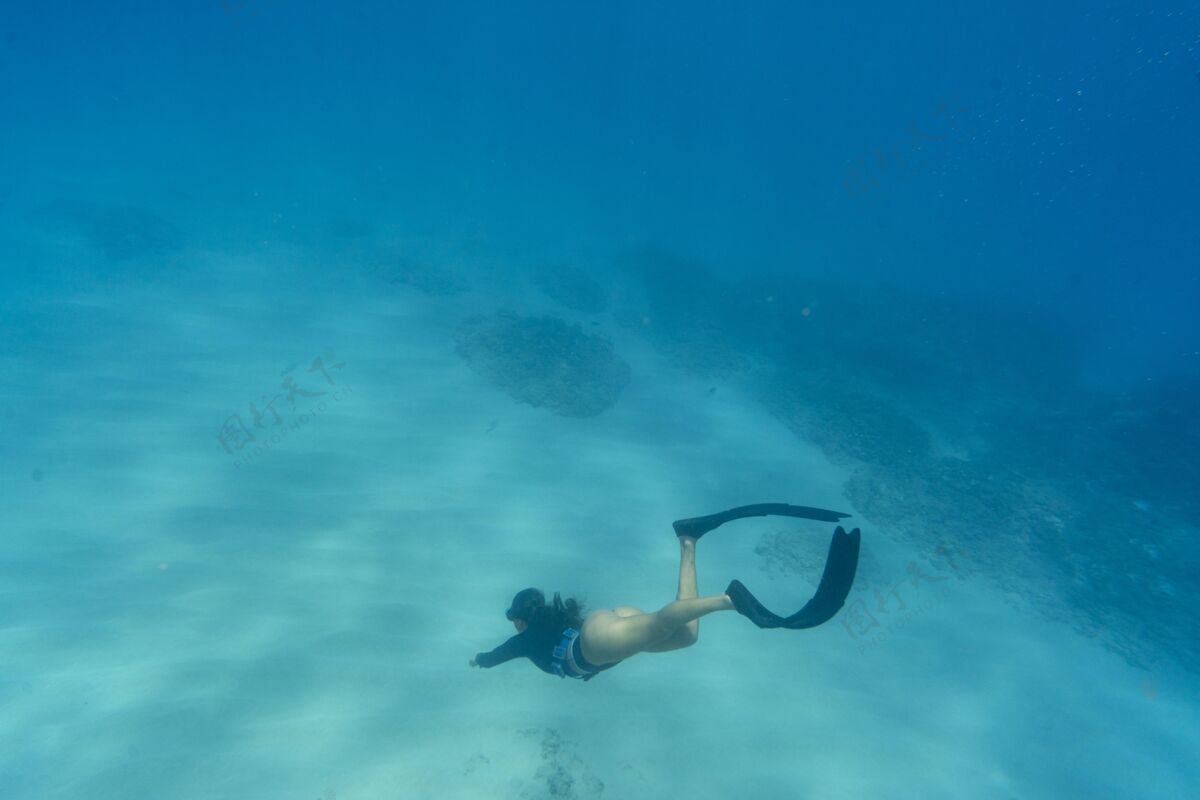 水肺潜水女子水下自由跳水水下女子海洋