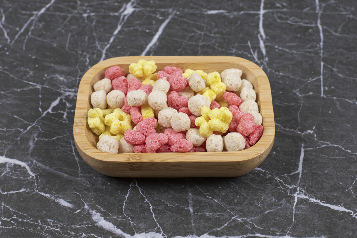 谷类食品彩色谷类球在木板上高品质的插图有机食品玉米片松脆