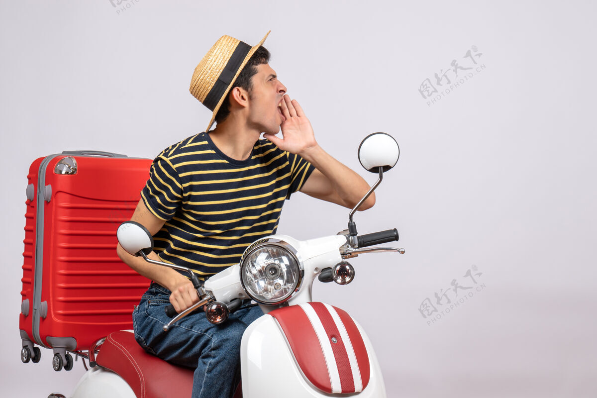 年轻人骑着轻便摩托车戴草帽的年轻人尖叫的正视图帽子传送带摩托车