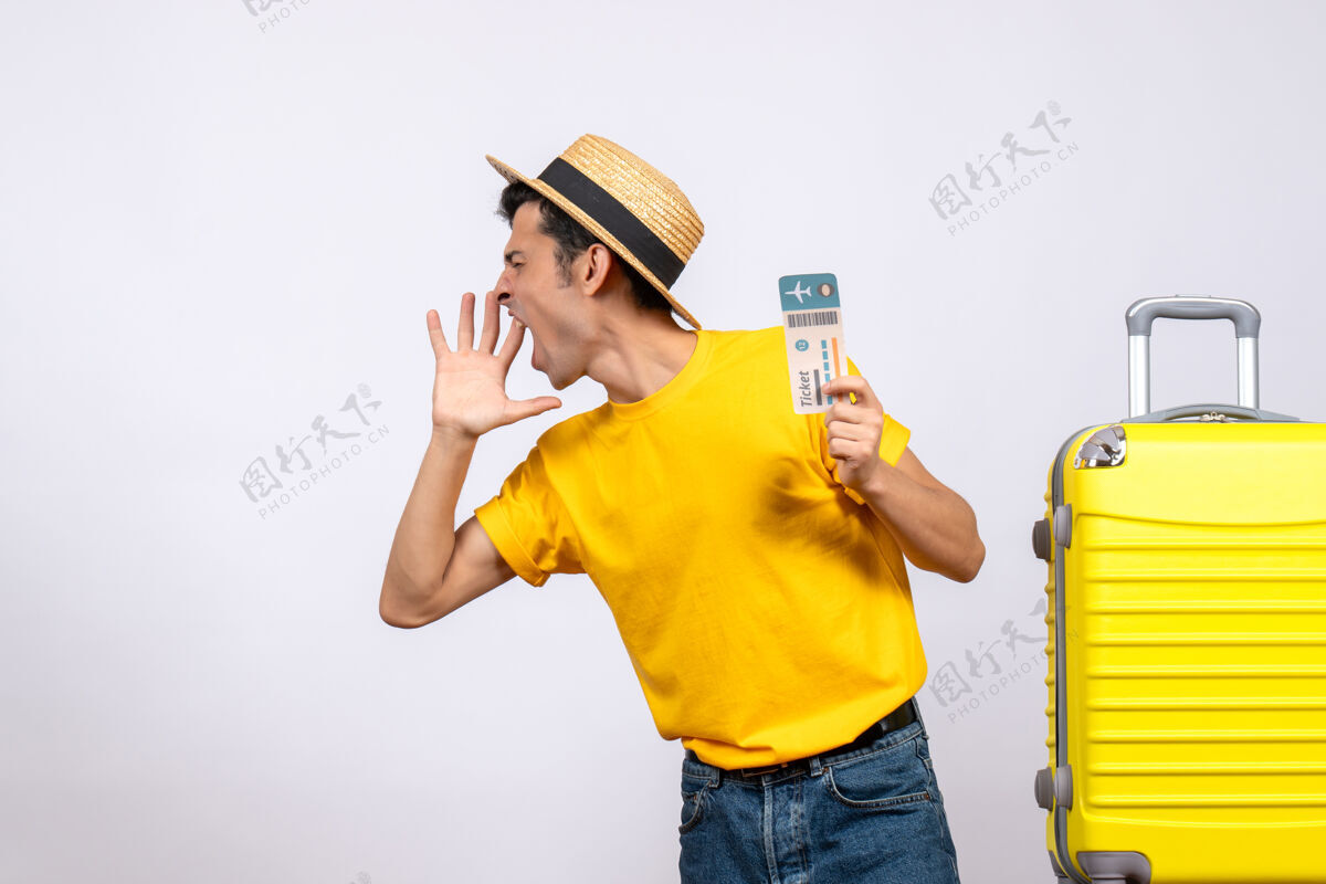 黄色前视图穿着黄色t恤的年轻人站在黄色手提箱旁大声喊叫T恤喊工作