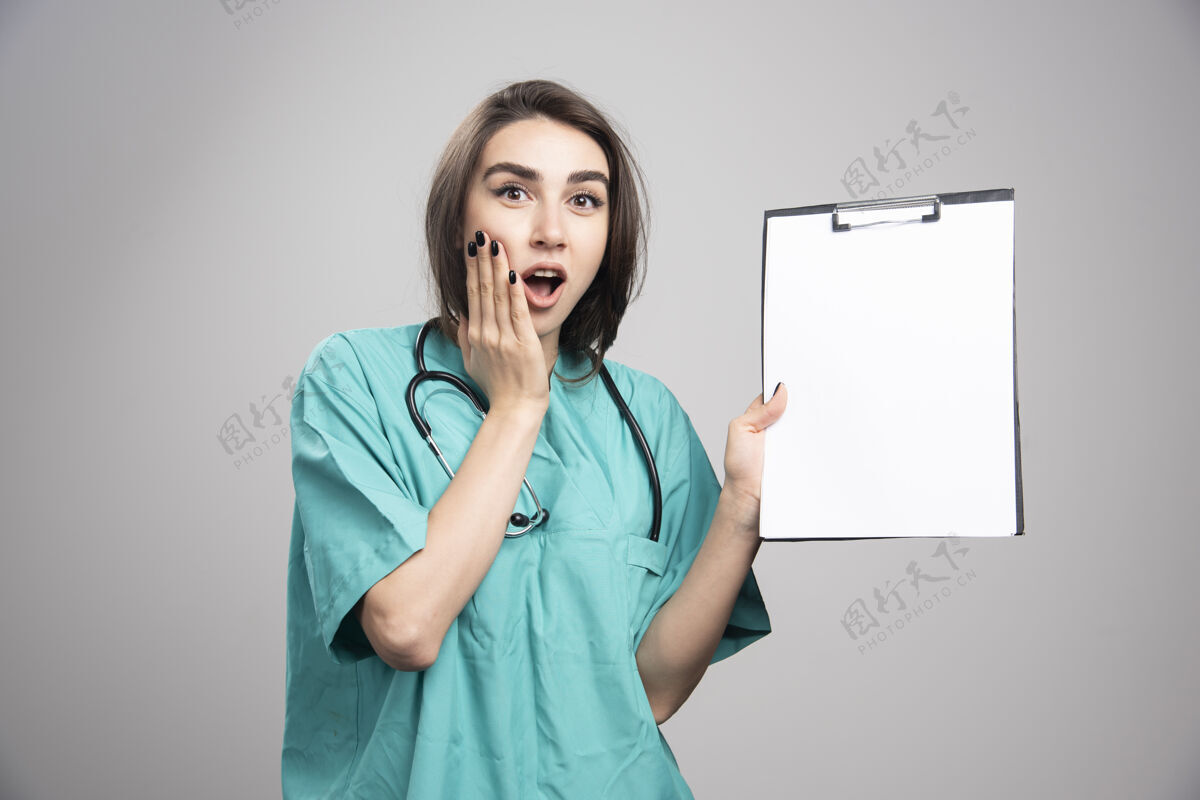 医疗惊讶的医生显示在灰色背景剪贴板高质量的照片听诊器工作医院