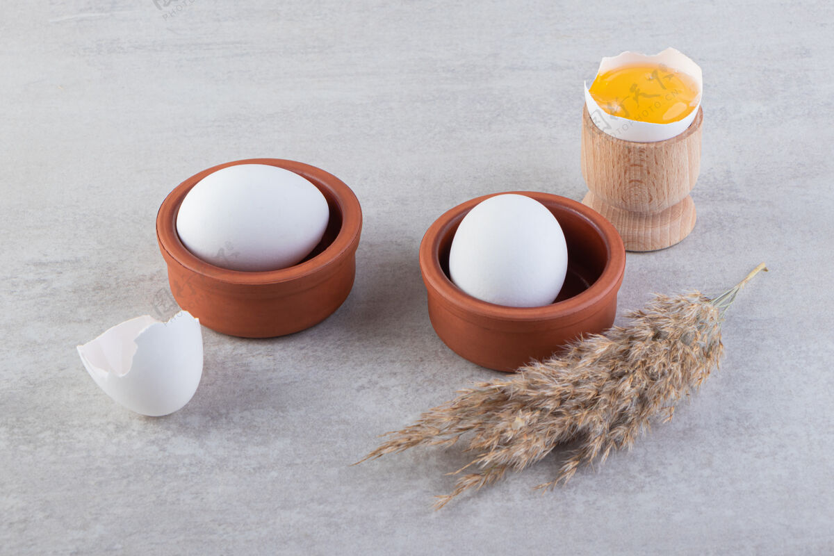 健康石桌上放着一碗白鸡蛋和蛋黄生的有机一餐