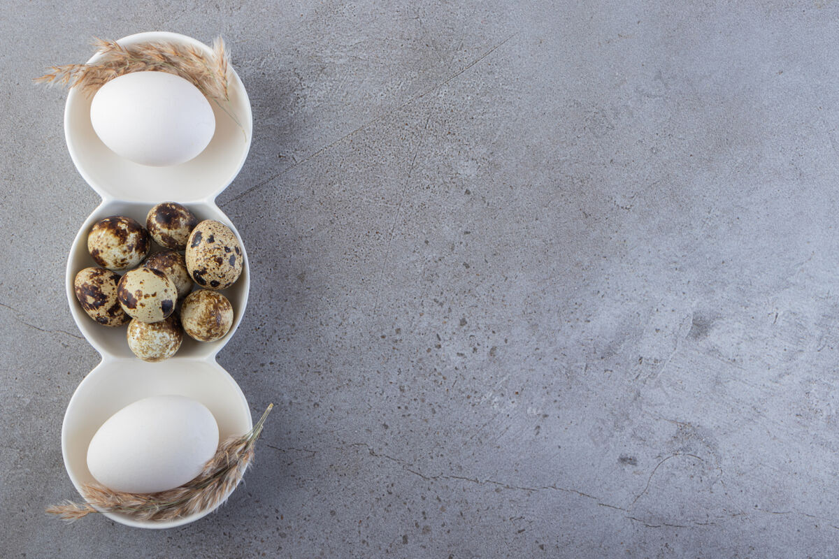 食物把生鹌鹑蛋放在石头背景上蛋白质背景生的