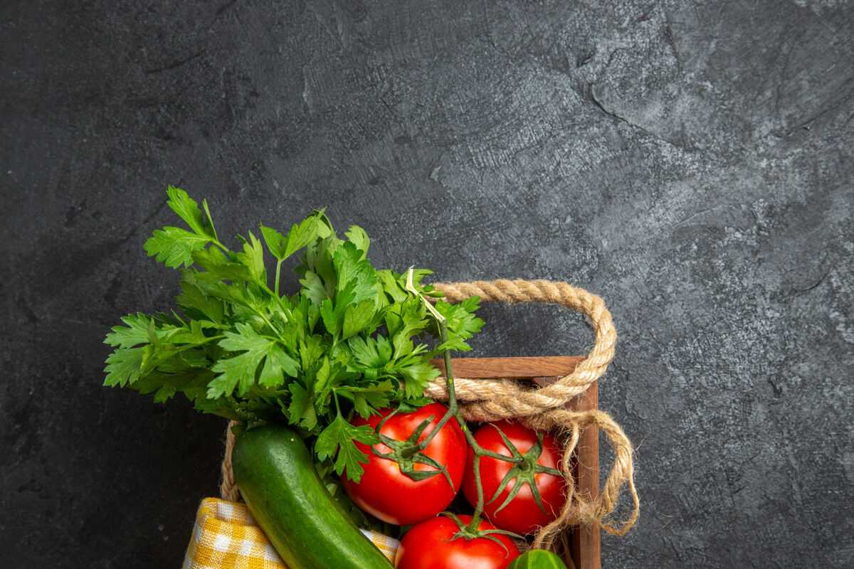南瓜新鲜蔬菜的俯视图红色西红柿黄瓜和南瓜与绿色的深灰色表面绿色黄瓜蔬菜