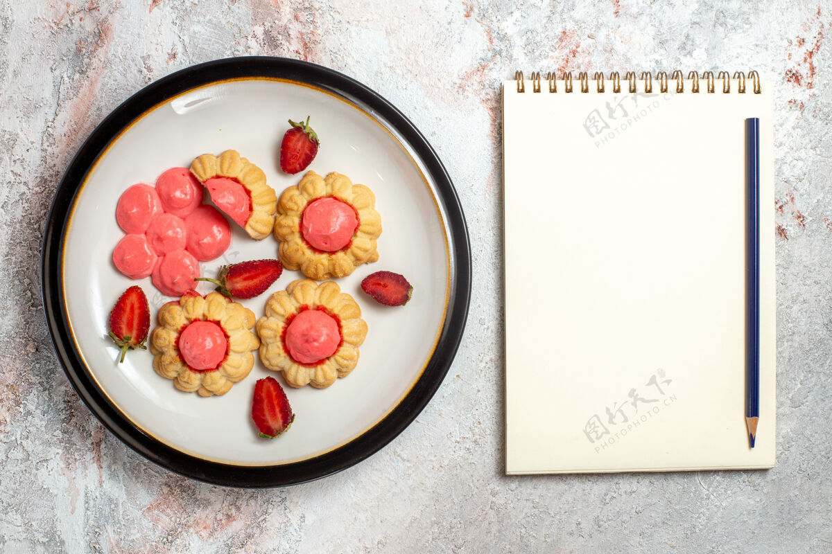 饼干白色表面有草莓果冻的美味甜饼俯视图新鲜托盘蛋糕