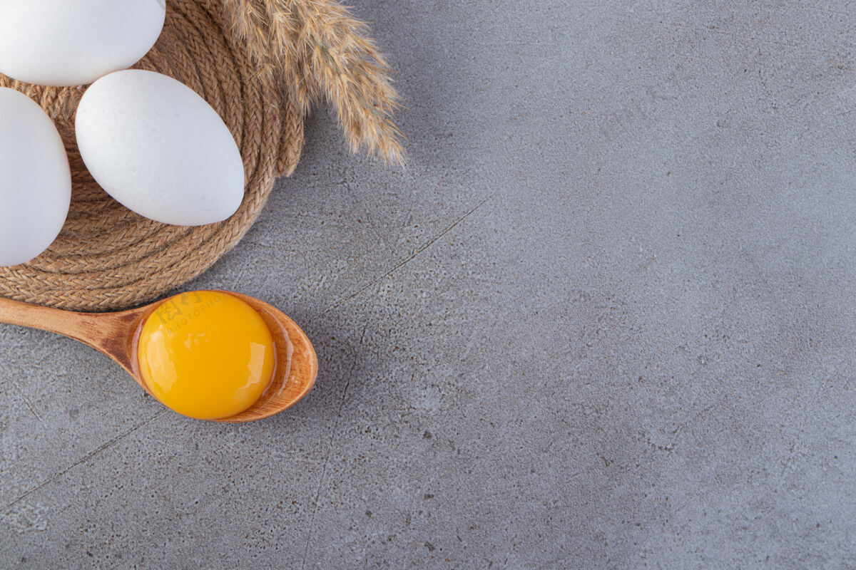 鸡蛋生的新鲜的白色鸡蛋放在石头背景上食物新鲜未经料理的