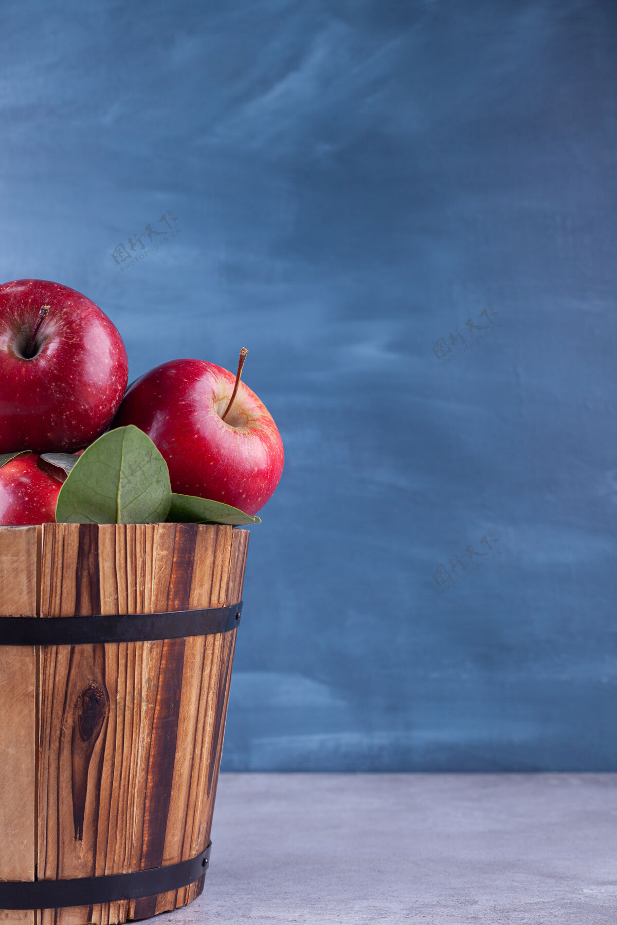 美味红色成熟的苹果水果放在石桌上成熟苹果美味