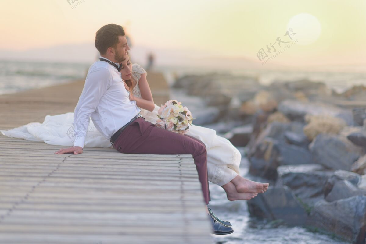 男人年轻的新郎新娘休闲正式的婚纱自然情感生活方式