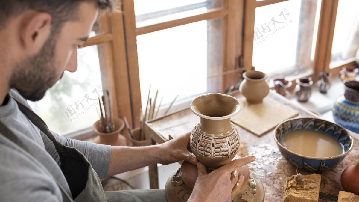 工作在陶器作坊工作的人工匠室内制造