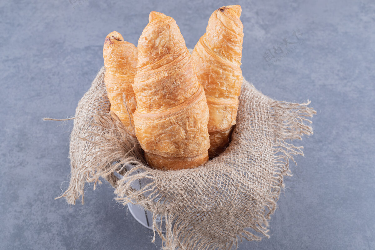 烹饪新鲜出炉的羊角面包放在灰桶里的袋子里面包传统早晨