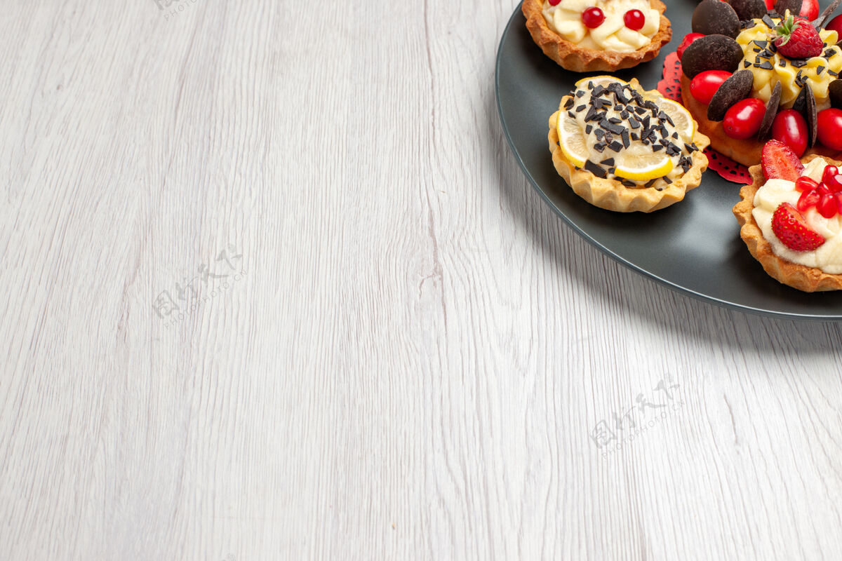 胡椒右上角是白色木桌右上角灰色盘子里的巧克力蛋糕和浆果馅饼右浆果木头